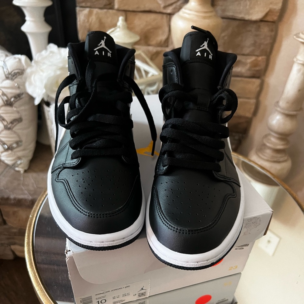 Jordan 1 Women’s size 10 Men’s 8 NWT Never Worn